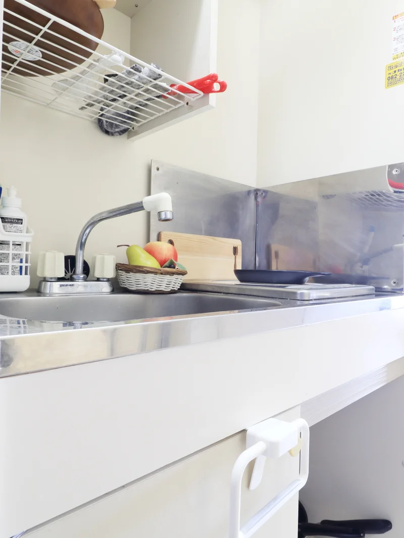 1口IHのシステムキッチンで、ちょっとした料理に最適です。IHなので、普段料理されない方にも安心してご利用いただけます。包丁やフライパン、まな板、鍋等の調理器具はもちろん、茶碗や汁椀、丼ぶり椀などの食器類やお箸、スプーン、フォークもご用意しております。食器用洗剤やスポンジも標準装備でご案内いたしますので、是非ご利用くださいませ。(*’ω’*)