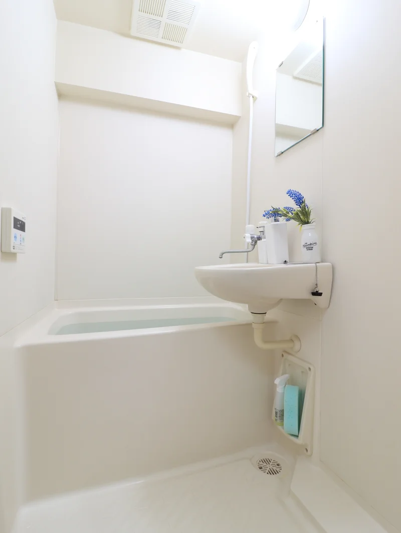 嬉しい風呂トイレ別設で、気兼ねなくお使いいただけます。シャンプー・コンディショナー・ボディーソープを完備し、新品のボディータオルもご用意。勿論、洗剤とスポンジもあるので、掃除も可能です。風呂桶もご用意しておりますので、湯船に浸かっていただく際にも便利。普段家では浸からないけれど、という人こそ、ご利用していただければと思います。(*’ω’*)