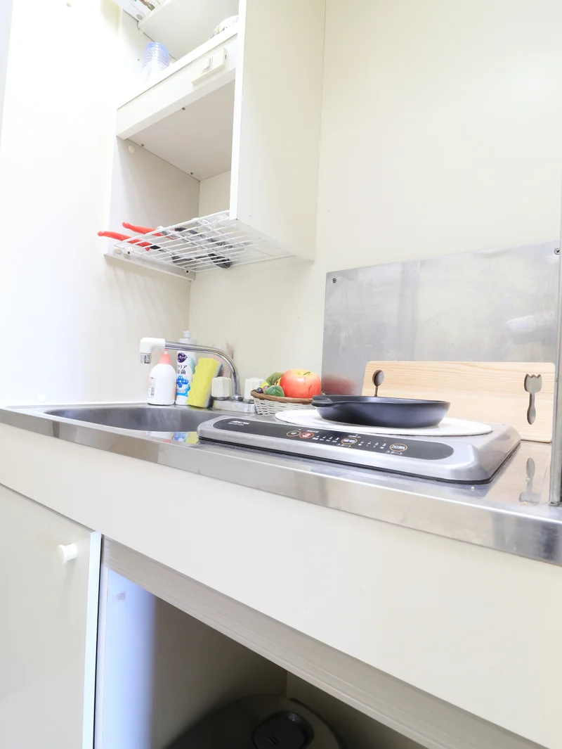 1口IHのシステムキッチンで、ちょっとした料理に最適です。IHなので、普段料理されない方にも安心してご利用いただけます。包丁やフライパン、まな板、鍋等の調理器具はもちろん、茶碗や汁椀、丼ぶり椀などの食器類やお箸、スプーン、フォークもご用意しております。食器用洗剤やスポンジも標準装備でご案内いたしますので、是非ご利用くださいませ。(*’ω’*)