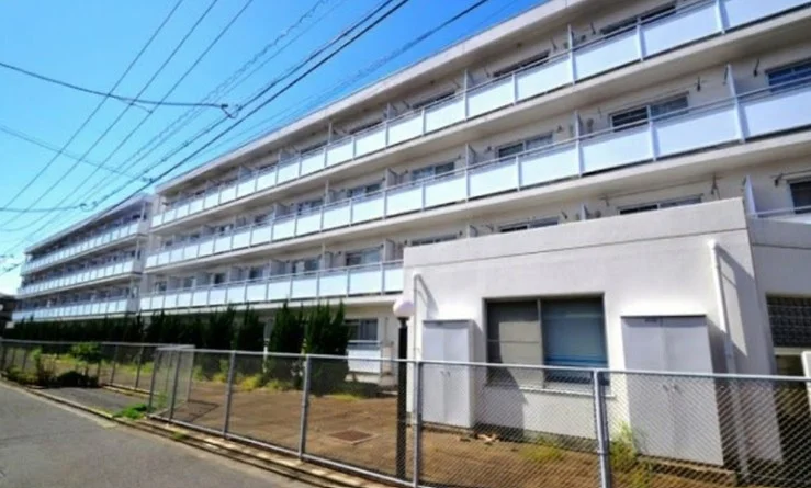 ゆめタウン広島・皆実町2丁目駅から徒歩2分の位置にあるため、生活するのに非常に便利な物件です。ファミリーマートも徒歩5分です。また、広島皆実郵便局や広島大学付属中学・高校も徒歩圏内なので、研修や出張にも便利。銭湯「大学湯」も近いので、気分転換に広いお風呂にも入りに行けます。オートロックなので、セキュリティにも安心が出来ます。(*’ω’*)