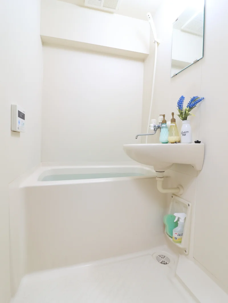 嬉しい風呂トイレ別設で、気兼ねなくお使いいただけます。シャンプー・コンディショナー・ボディーソープを完備し、新品のボディータオルもご用意。勿論、洗剤とスポンジもあるので、掃除も可能です。風呂桶もご用意しておりますので、湯船に浸かっていただく際にも便利。普段家では浸からないけれど、という人こそ、ご利用していただければと思います。(*’ω’*)