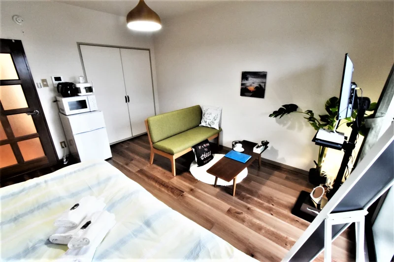 家具家電ありでカジュアルなイメージのお部屋の雰囲気！　エアコン付きで快適な温度でお過ごし可能♪　姿見もあり！