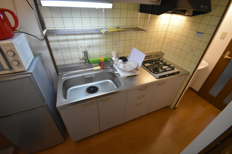 【キッチン画像】調理器具から洗剤まで完備。ホテルと違って調理できて、自宅の様に暮らせるのがマンスリーマンションの強みですね。