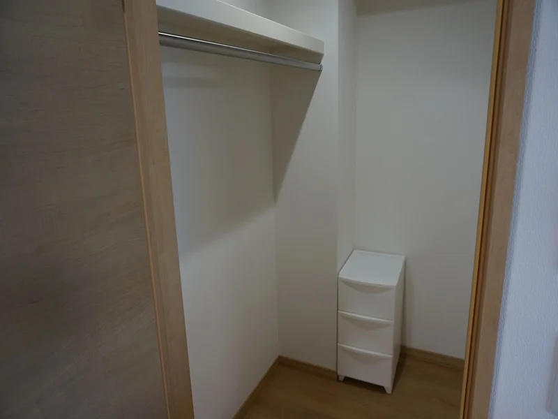 ウォークインクローゼット：収納を必要とする長期のご利用でも安心です。