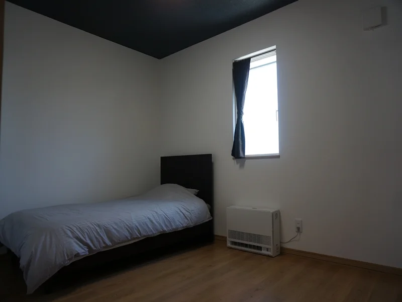 洋室：5.9帖の寝室