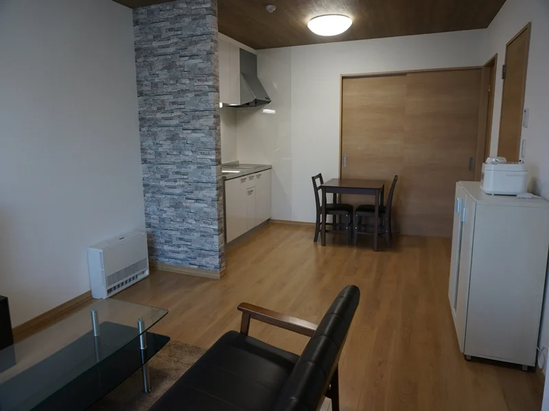 リビング・キッチン：リビングに続くキッチンスペースにダイニングテーブルを配置。