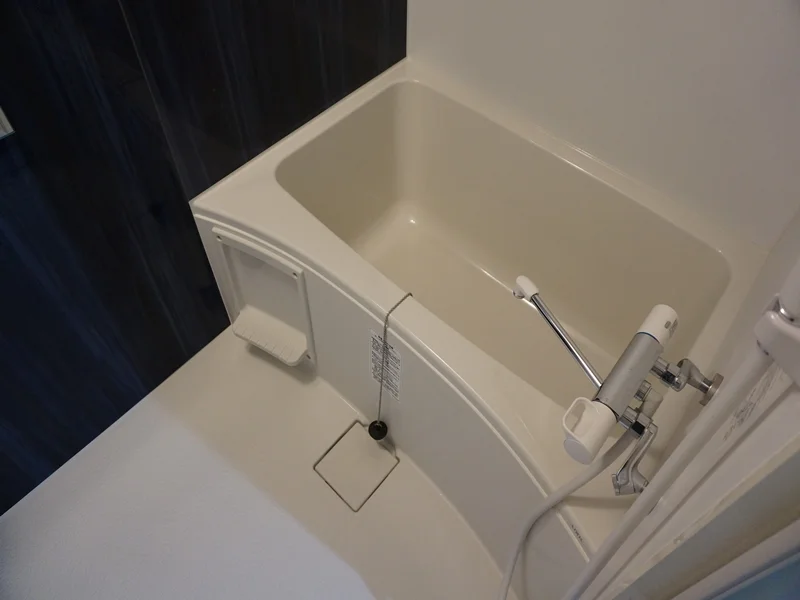 浴室：単身者様用のお風呂サイズになります。