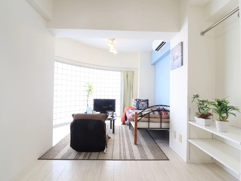 大き目なテレビがあり、ゆっくり寛げる空間となっております。家具家電だけでなく、ティッシュやリセッシュ等もご用意させてもらっているので非常にご満足度高くご利用いただいております！