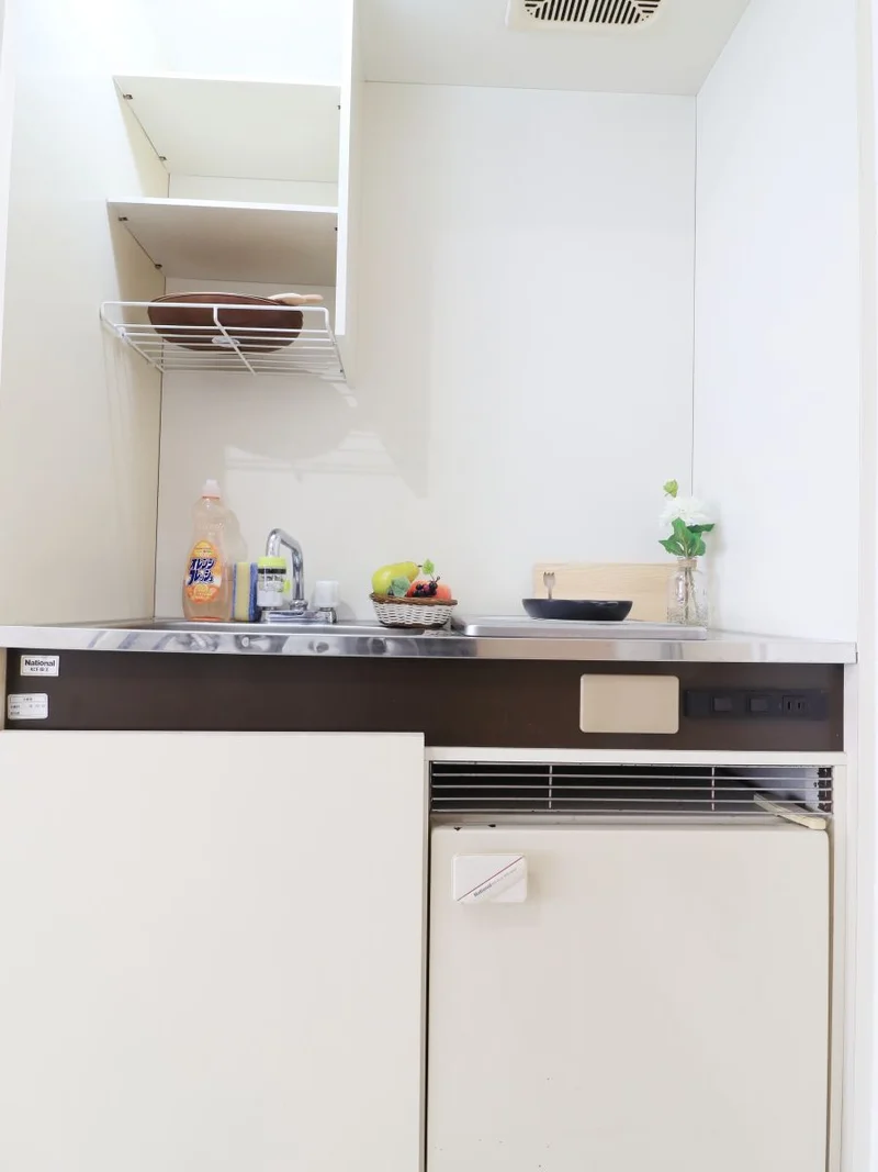 キッチンはお掃除する際に便利なＩＨ♪フライパンや鍋などの調理器具だけでなく、コップやお皿などもご用意しておりますので食材さえご用意いただければ、即日自炊可能です！