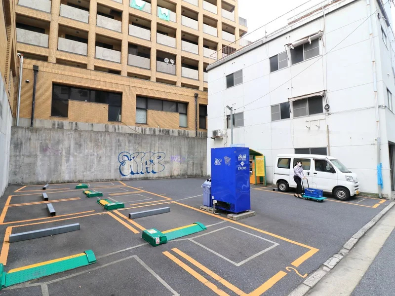 近隣コインパーキング（幟町第6）まで徒歩３分　08:00~24:00　40分200円　24:00～08:00　60分100円　00:00~24:00　最大1700円（土日祝限定）　＊2020年5月現在