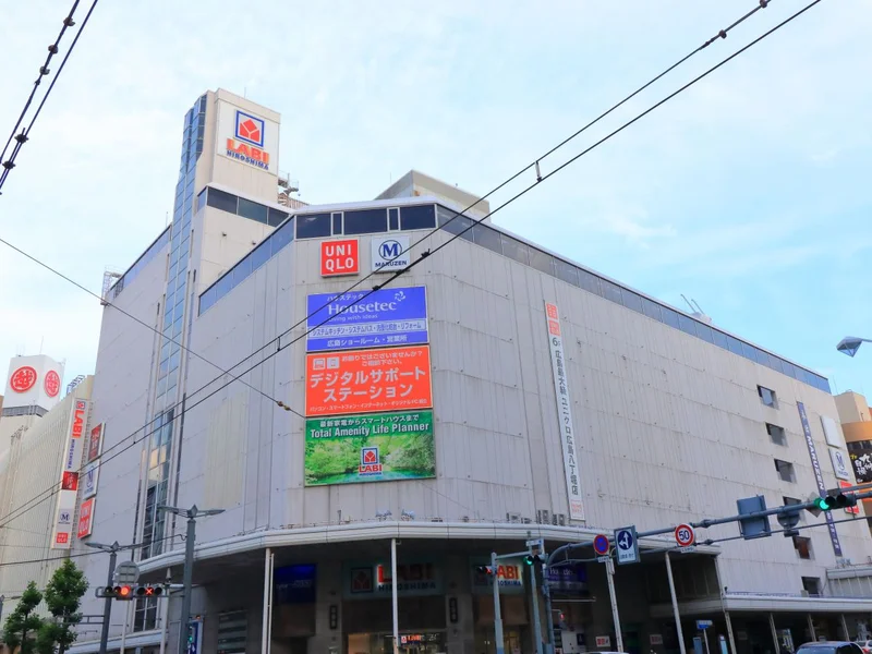 天満屋八丁堀ビルまで徒歩６分　　八丁堀中心にあるので、目印にもなる建物になります。１～５F ：ヤマダ電機　６F：ユニクロ　７F：タリーズコーヒー　７～８F：丸善　等のテナントが入っているビルです。＊2020年5月現在