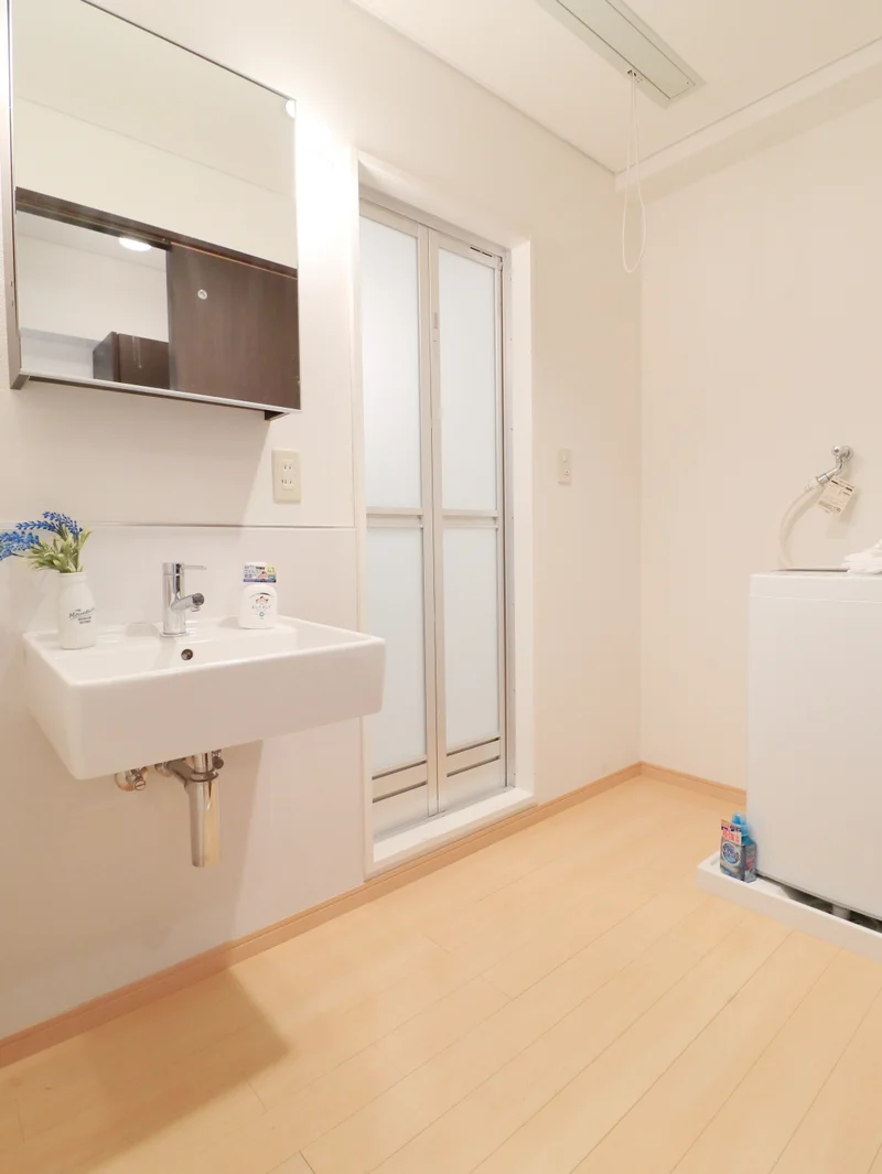 脱衣所　独立洗面台付きのため朝の身支度も簡単にできます！　室内洗濯機置き場ありで毎日洗濯できて便利です！