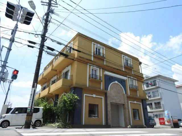 宮崎総合保健センター前にあり！　近隣駐車場もございます。　WIFIネット無料でテレワーク・リモートワークなど最適！　