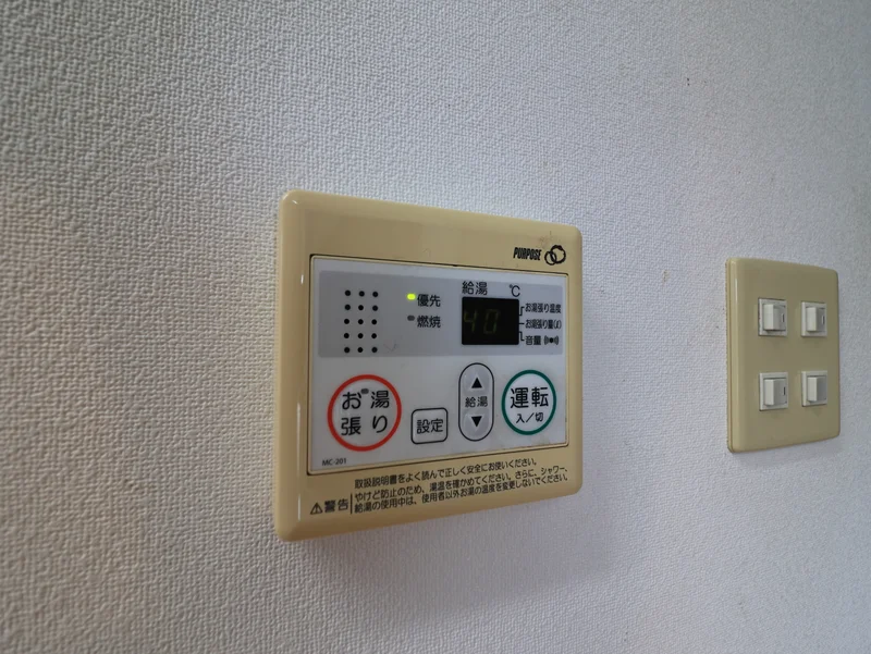 給湯スイッチ　温度調節が簡単にできます　お湯を使う際は必ずスイッチON！