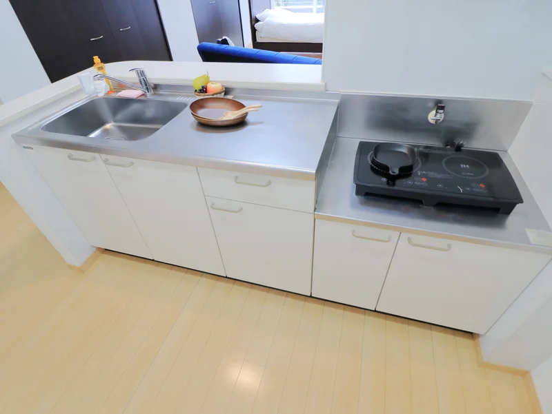 キッチン　卓上IHコンロ　調理器具や食器類などそろっていて自炊もできます♪
