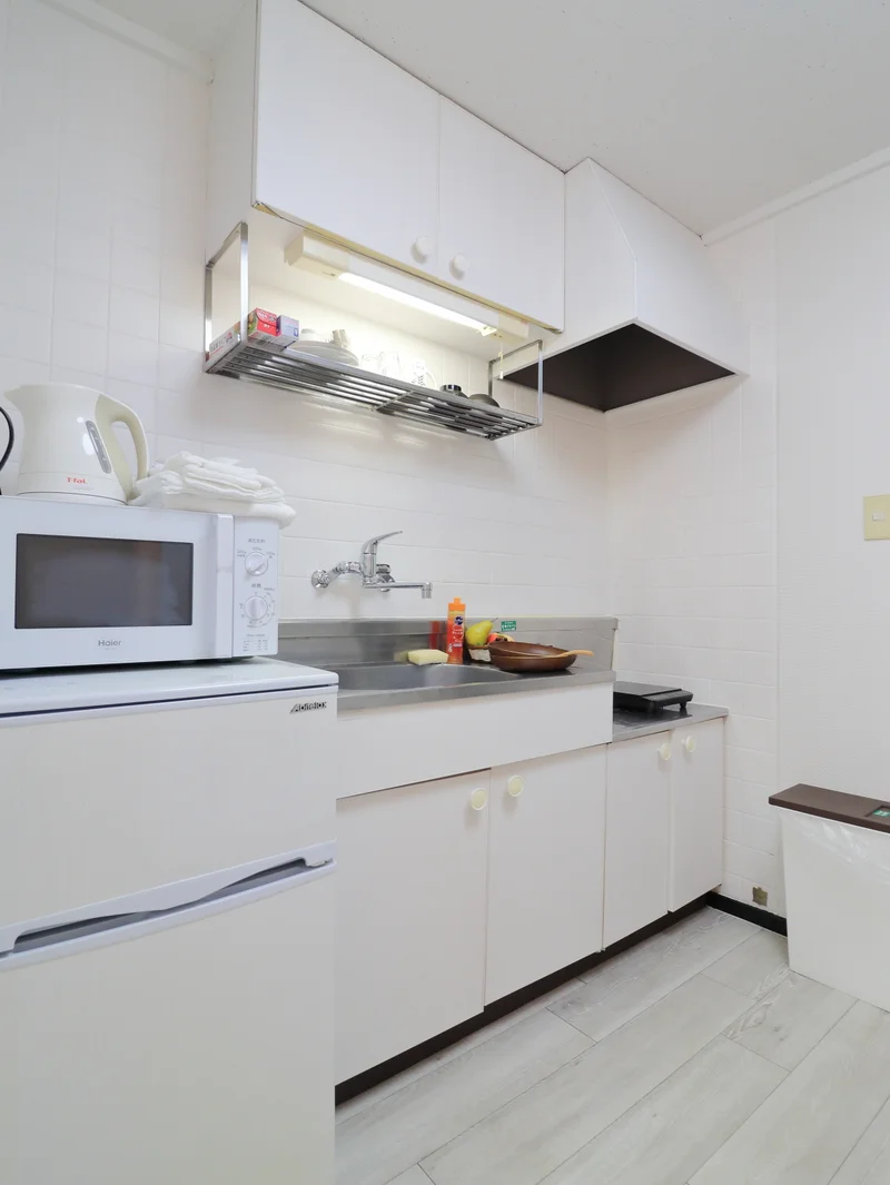 卓上IHコンロキッチンでお掃除楽々♪長期滞在でも自炊できます！　　電子レンジや冷蔵庫・電気ケトル等あり！