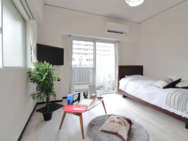 白を基調とした清潔感のある1Rタイプの部屋となります。家具家電類充実した　長期滞在でも自宅のようにお過ごしいただけるお部屋！