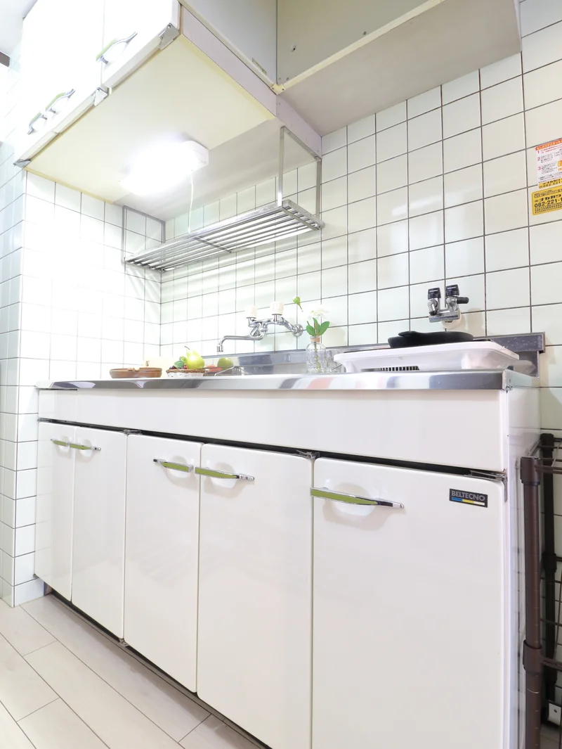 キッチンはお掃除する際に便利なＩＨ♪フライパンや鍋などの調理器具だけでなく、コップやお皿などもご用意しておりますので食材さえご用意いただければ、即日自炊可能です！