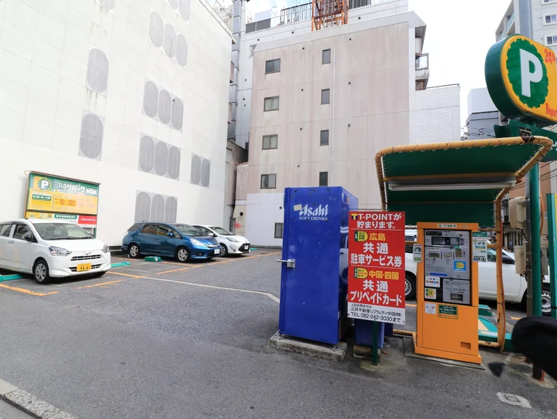 近隣コインパーキング　08:00~24:00　最初の20分：300円　以降15分毎：200円　24:00~08:00　60分毎100円　（2020年6月現在）