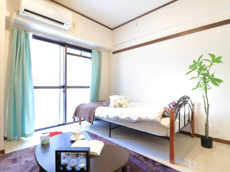 暖かい雰囲気が魅力的な1K！家具家電付きで入居されたその日から自宅のようにくつろいでいただける空間となっております。クローゼットもございますので、ぜひご利用ください(^^♪
