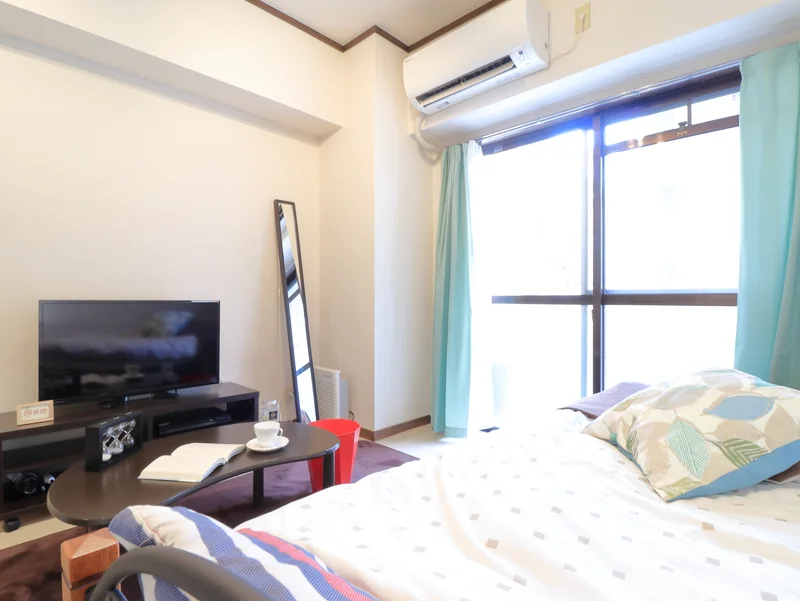 大き目なテレビがあり、ゆっくり寛げる空間となっております。家具家電だけでなく、ティッシュやリセッシュ等もご用意させてもらっているので非常にご満足度高くご利用いただいております！