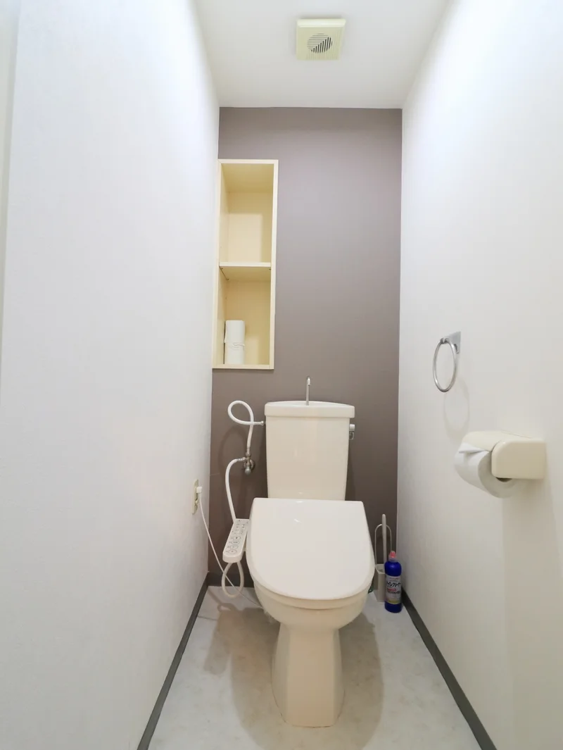 トイレ別が嬉しい物件！　トイレットペーパーはもちろんトイレブラシや洗剤などもございます。