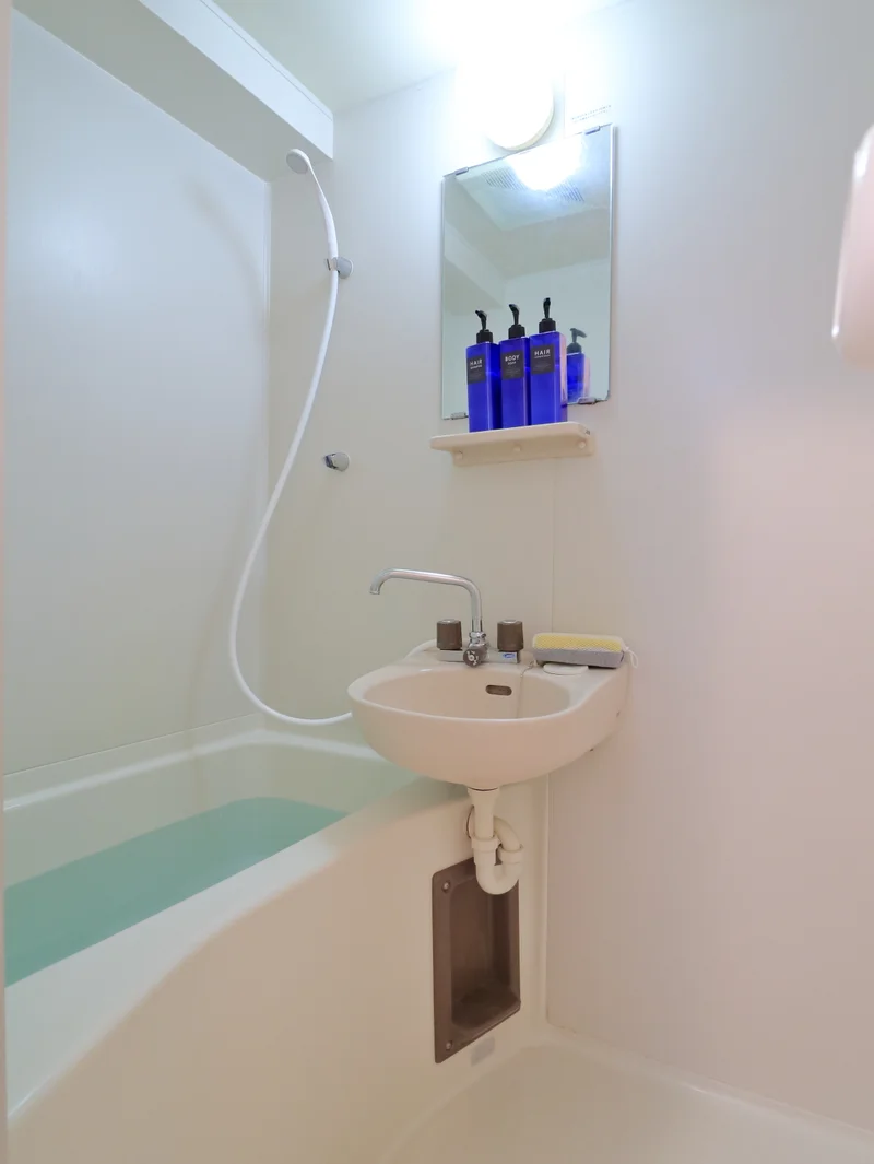 湯船につかれていちにちの疲れを落としていただけます。　シャンプー・コンディショナーなど標準品です！