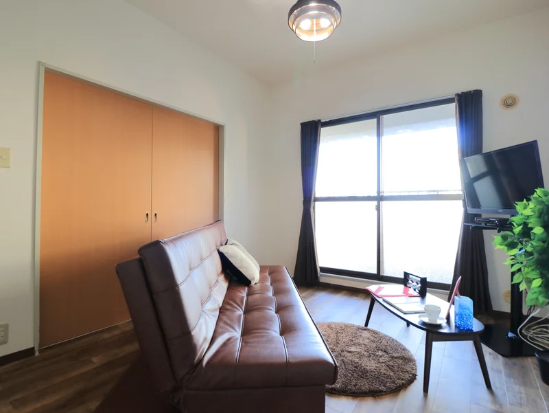 広々ソファ付き部屋！　家具家電が標準化されたお部屋で広々お使いいただけるマンスリーマンション！