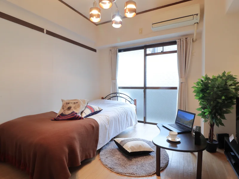 角部屋になります♪暖かい雰囲気が魅力的な1K！家具家電付きで入居されたその日から自宅のようにくつろいでいただける空間となっております。クローゼットもございますので、ぜひご利用ください(^^♪