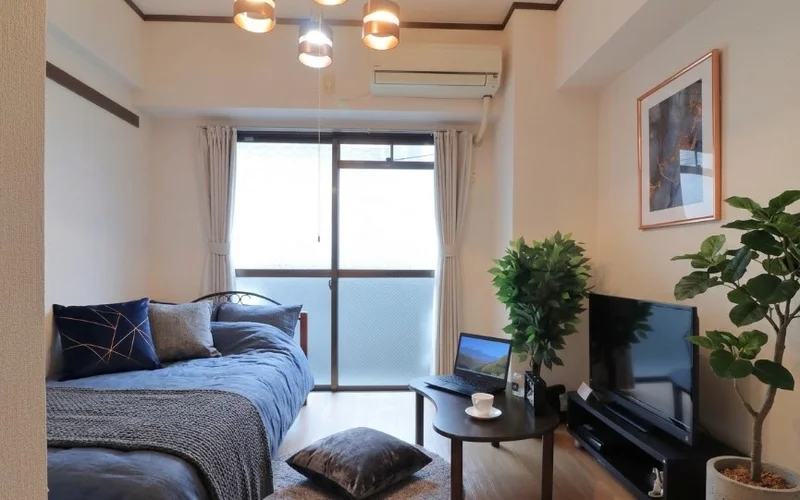 角部屋になります♪暖かい雰囲気が魅力的な1K！家具家電付きで入居されたその日から自宅のようにくつろいでいただける空間となっております。クローゼットもございますので、ぜひご利用ください(^^♪※植木と額とクッションなどの装飾は写真用です。