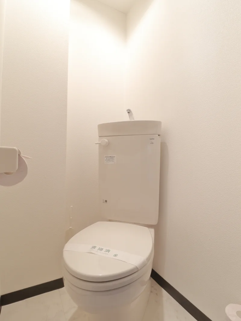 バストイレ別！トイレットペーパーやトイレブラシ等、他では置いてない備品も沢山ございますので短期～長期でお住まいの方にも「あったら助かるものが多い」と大変ご好評いただいております。
