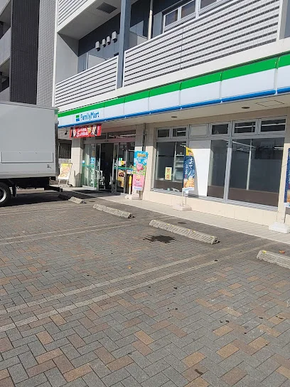 ファミリーマート 横浜子安通三丁目店まで徒歩2分