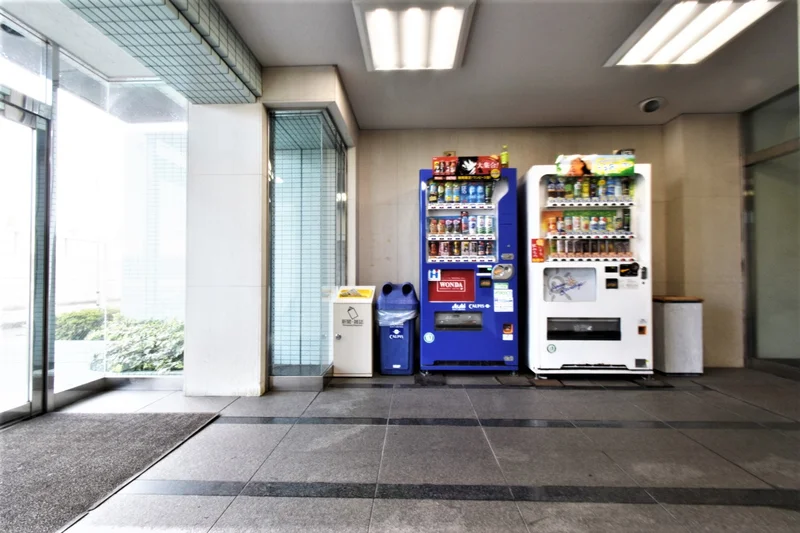 自動販売機があり　飲み物は他へ買いに行かなくても　建物内で購入できます！