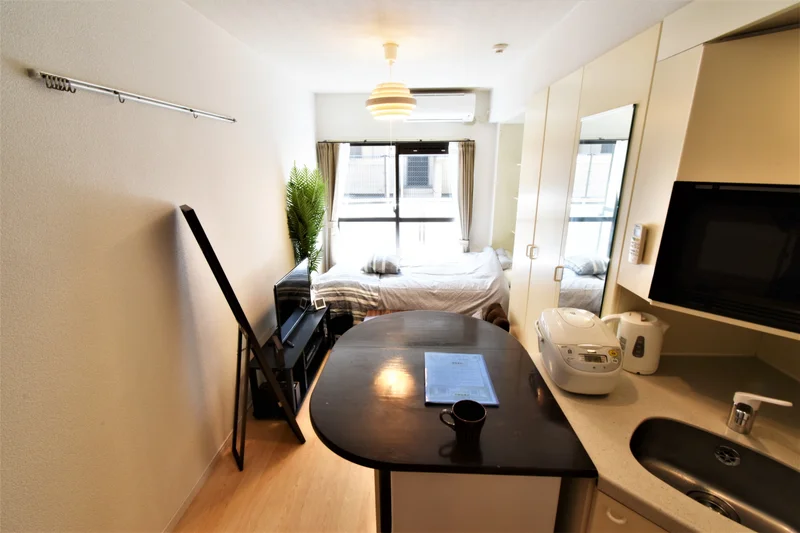 カウンターがある対面キッチンで、冷蔵庫や電子レンジ・電気ケトル・炊飯器など家電類も豊富で　フライパンや鍋　包丁・まな板　コップやスプーン・フォーク・箸・お皿など　備品豊富でサランラップやホイルまであります！