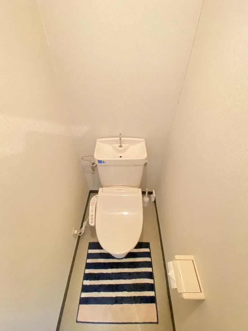 ウォシュレットつきのトイレです。老若男女皆様に安心してご利用いただけますね☆トイレにもトイレ用洗剤とトイレ用ブラシをご用意しておりますので長期ご利用の場合の気になる汚れなどもお掃除して頂けます＾＾ご入居の募集を行っておりますので、空室確認やお問い合わせはお問い合わせフォームからお待ちしております♪