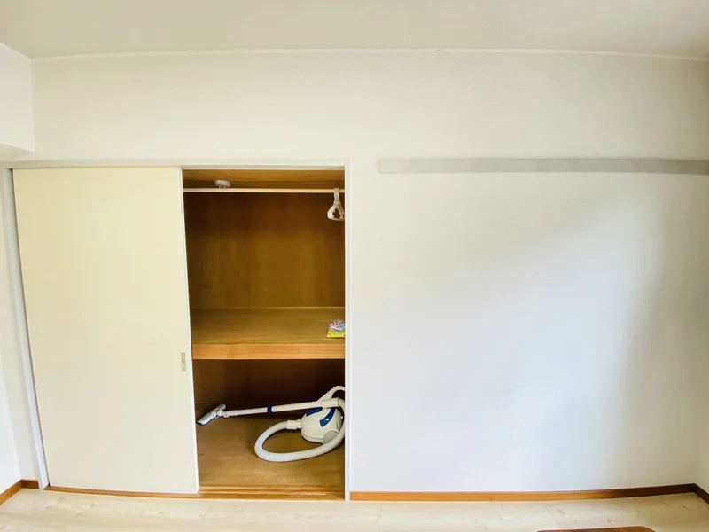 収納スペースも広く、長期滞在でも安心！！嬉しいポール付☆☆