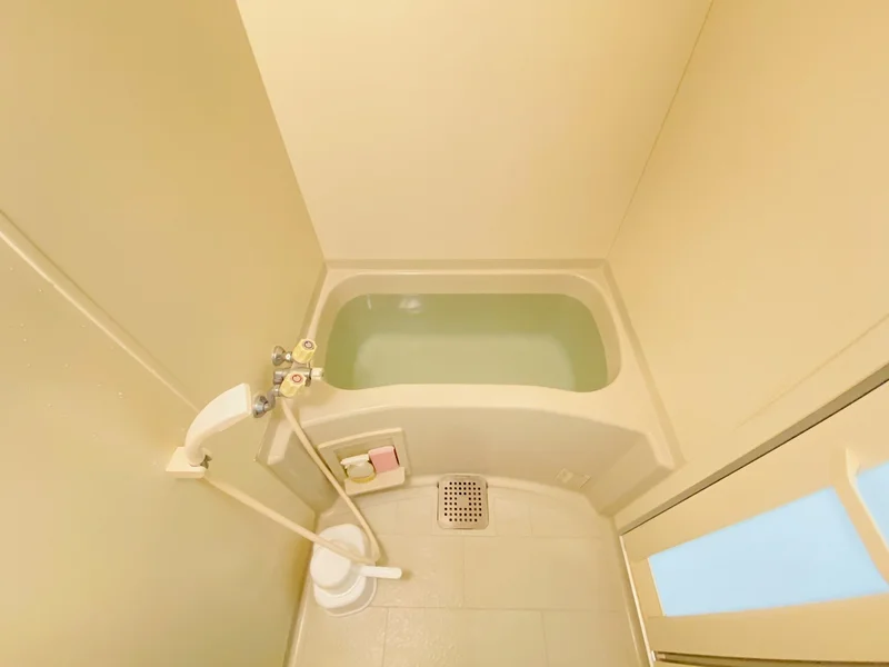 バストイレは別♪バスルームには風呂桶・風呂イス・風呂用洗剤・スポンジをご用意しておりますのでぜひご活用ください！