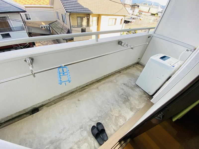 洗濯竿・スリッパ備え付☆入居中洗濯もできるので、コインランドリーに行かなくても大丈夫☆☆