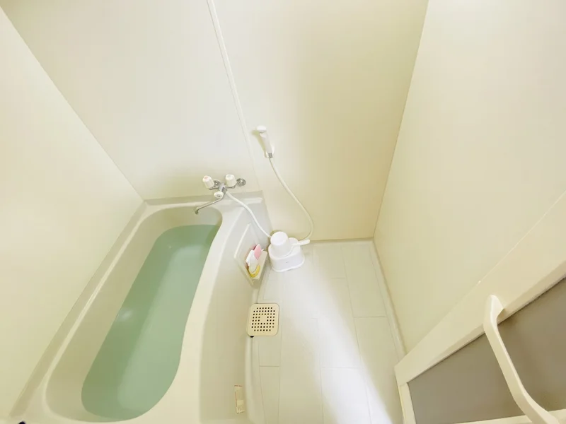 バストイレは別♪バスルームには風呂桶・風呂イス・風呂用洗剤・スポンジをご用意しておりますのでぜひご活用ください！