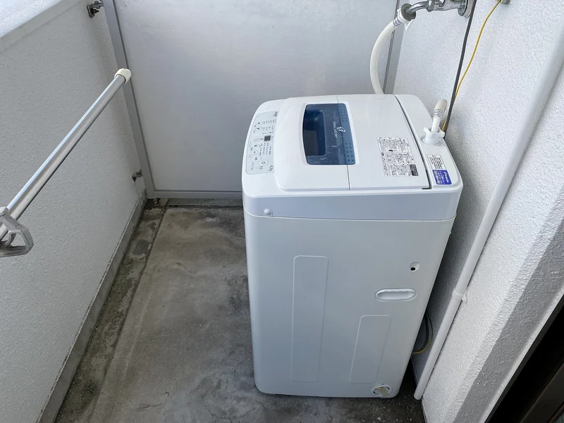 洗濯機は室外に設置しております♪入居後すぐにご利用が可能です(^^♪タオル1式分もご用意しております☆彡