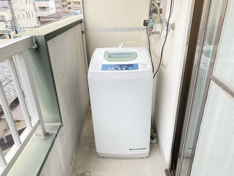 洗濯機は室外に設置しております♪入居後すぐにご利用が可能です(^^♪タオル1式分もご用意しております☆彡