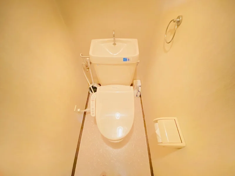ウォシュレットつきのトイレです。老若男女皆様に安心してご利用いただけますね☆トイレにもトイレ用洗剤とトイレ用ブラシをご用意しておりますので長期ご利用の場合の気になる汚れなどもお掃除して頂けます＾＾ご入居の募集を行っておりますので、空室確認やお問い合わせはお問い合わせフォームからお待ちしております♪