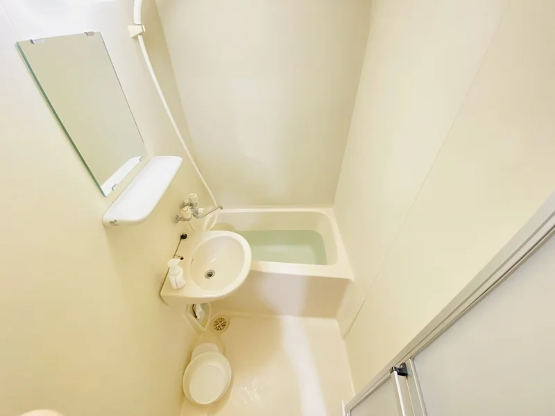 バストイレは別♪バスルームには風呂桶・風呂イス・風呂用洗剤・スポンジをご用意しておりますのでぜひご活用ください！