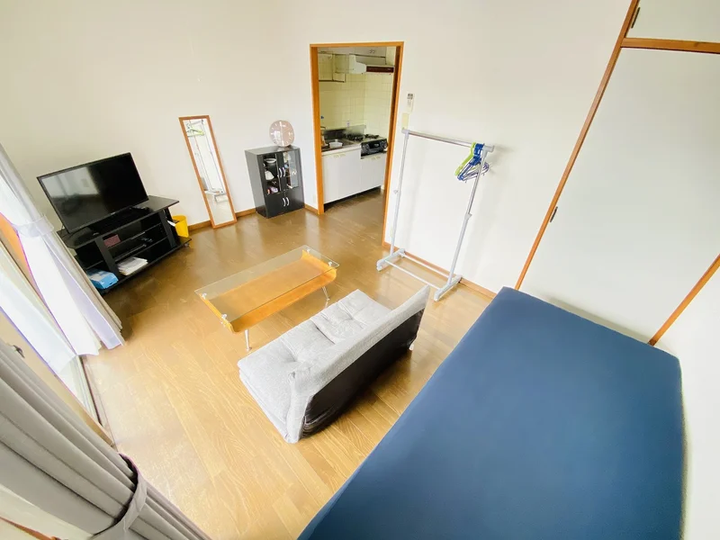 ソファー、テレビ、テレビ台、テーブル、ベッド、照明、エアコン、カーテンまで各種取り揃えております。ホテルが多数あるエリアのマンスリーマンションなので長期宿泊、中期宿泊に適しております。リーズナブルな宿泊料金となっております！！