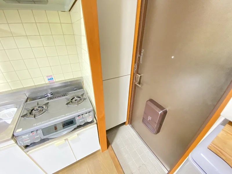 玄関横には収納バッチリ☆☆室内スリッパもご用意してます(^o^)