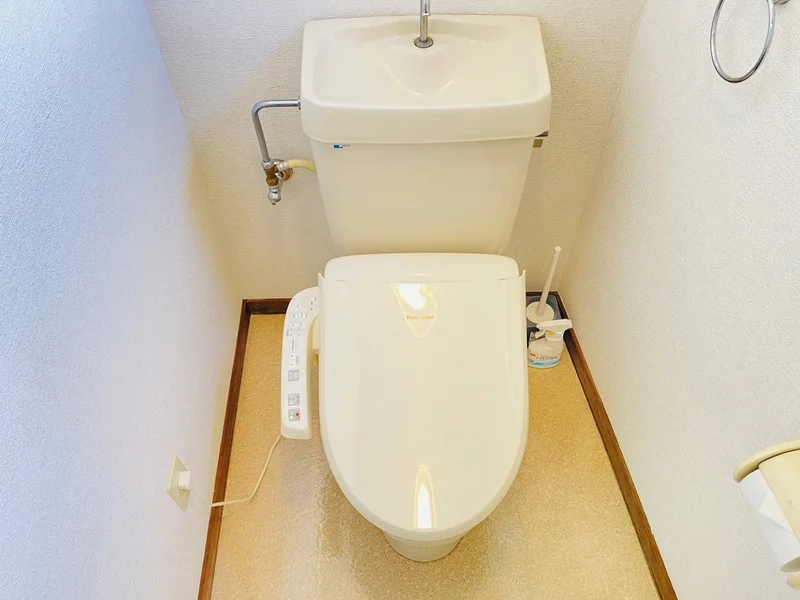 ウォシュレットつきのトイレです。老若男女皆様に安心してご利用いただけますね☆トイレにもトイレ用洗剤とトイレ用ブラシをご用意しておりますので長期ご利用の場合の気になる汚れなどもお掃除して頂けます＾＾ご入居の募集を行っておりますので、空室確認やお問い合わせはお問い合わせフォームからお待ちしております♪