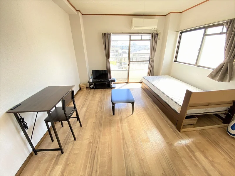 ソファー、テレビ、テレビ台、テーブル、ベッド、デスク＆チェアー、照明、エアコン、カーテンまで各種取り揃えております。ホテルが多数あるエリアのマンスリーマンションなので長期宿泊、中期宿泊に適しております。リーズナブルな宿泊料金となっております！！