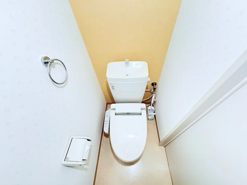 ウォシュレットつきのトイレです。老若男女皆様に安心してご利用いただけますね☆トイレにもトイレ用洗剤とトイレ用ブラシをご用意しておりますので長期ご利用の場合の気になる汚れなどもお掃除して頂けます＾＾