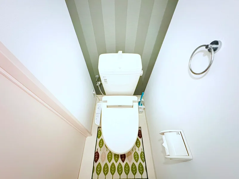ウォシュレットつきのトイレです。老若男女皆様に安心してご利用いただけますね☆トイレにもトイレ用洗剤とトイレ用ブラシをご用意しておりますので長期ご利用の場合の気になる汚れなどもお掃除して頂けます＾＾