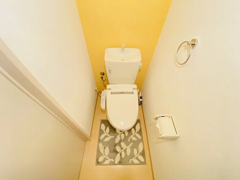 ウォシュレットつきのトイレです。老若男女皆様に安心してご利用いただけますね☆トイレにもトイレ用洗剤とトイレ用ブラシをご用意しておりますので長期ご利用の場合の気になる汚れなどもお掃除して頂けます＾＾